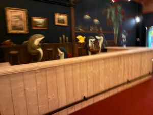 Gezellige zithoek en baropstelling bij De Bub Leiderdorp, ideale plek voor een borrel.