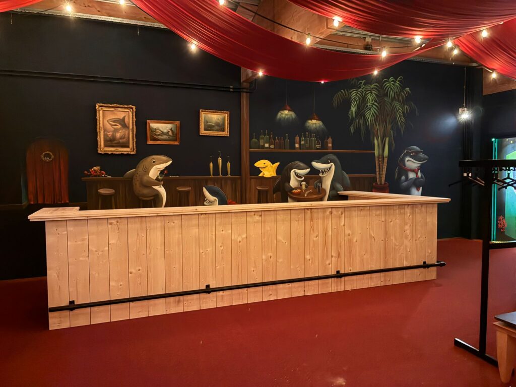 Interieur van De Bub Leiderdorp met de nieuwe houten hoekbar voor volwassenen.